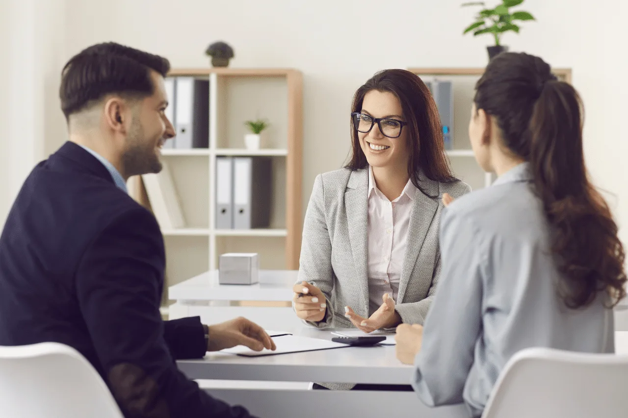 Asesora financiera ejerciendo funciones de asesoría